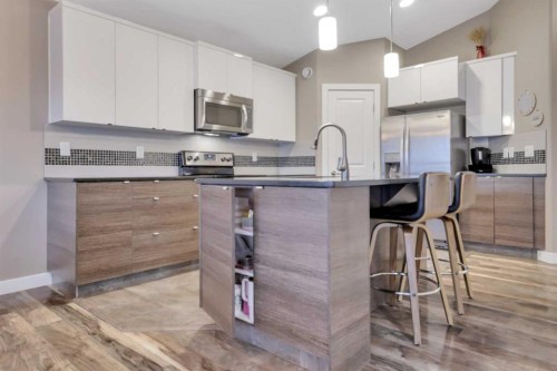203 Cedar Square, Blackfalds, AB - Indoor Photo Showing Kitchen With Upgraded Kitchen