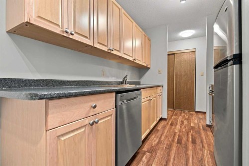 305-71 Cosgrove Crescent, Red Deer, AB - Indoor Photo Showing Kitchen