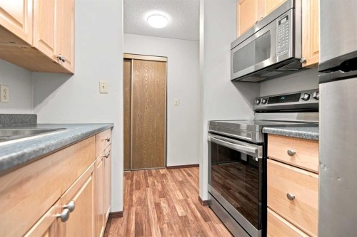 305-71 Cosgrove Crescent, Red Deer, AB - Indoor Photo Showing Kitchen