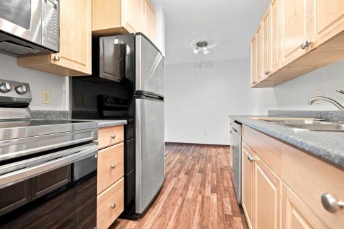 305-71 Cosgrove Crescent, Red Deer, AB - Indoor Photo Showing Kitchen