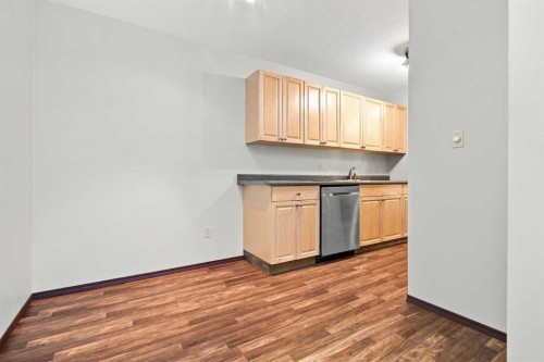 305-71 Cosgrove Crescent, Red Deer, AB - Indoor Photo Showing Kitchen