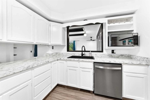 165 Wilson Crescent, Red Deer, AB - Indoor Photo Showing Kitchen With Upgraded Kitchen