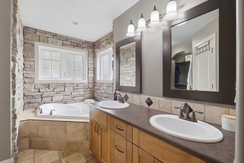 106 Oaklands Crescent, Red Deer, AB - Indoor Photo Showing Bathroom