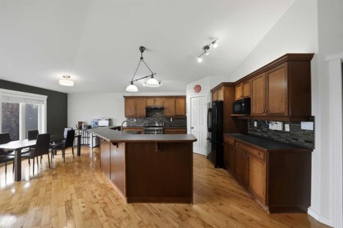 2 Estella Crescent, Lacombe, AB - Indoor Photo Showing Kitchen