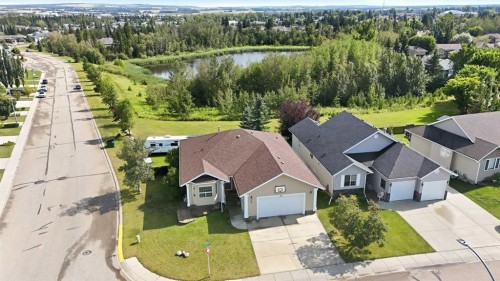 2 Estella Crescent  Lacombe, AB T4L 2M4