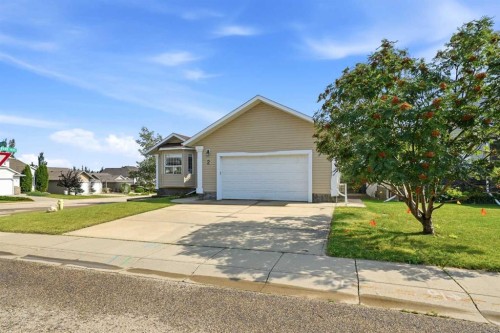 2 Estella Crescent, Lacombe, AB - Outdoor