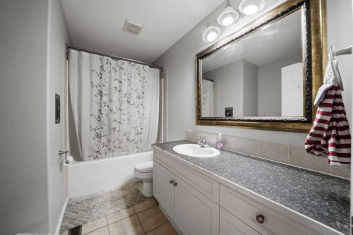 2 Estella Crescent, Lacombe, AB - Indoor Photo Showing Bathroom