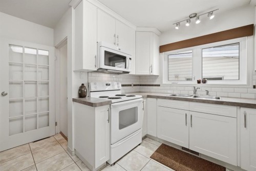 4021 Embury Crescent, Red Deer, AB - Indoor Photo Showing Kitchen With Double Sink