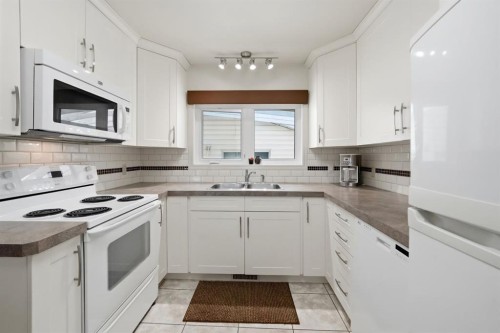 4021 Embury Crescent, Red Deer, AB - Indoor Photo Showing Kitchen With Double Sink