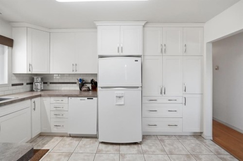 4021 Embury Crescent, Red Deer, AB - Indoor Photo Showing Kitchen