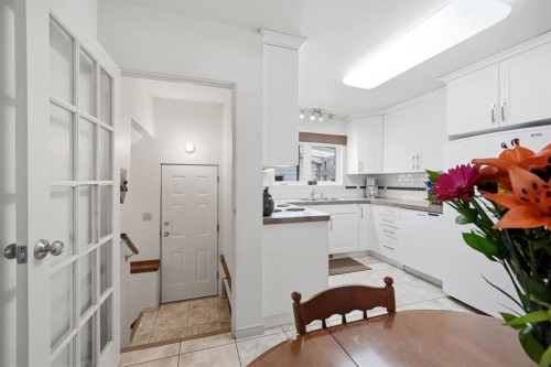 4021 Embury Crescent, Red Deer, AB - Indoor Photo Showing Kitchen