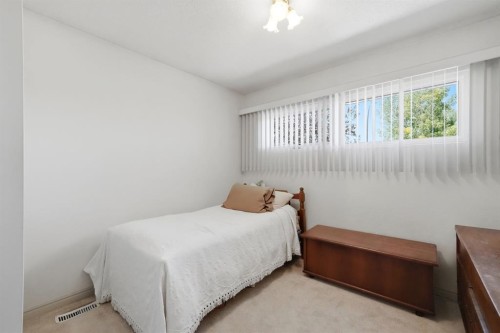 4021 Embury Crescent, Red Deer, AB - Indoor Photo Showing Bedroom
