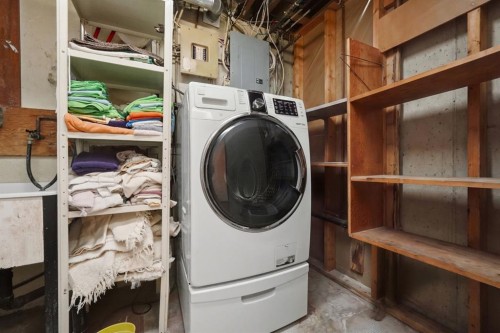 4021 Embury Crescent, Red Deer, AB - Indoor Photo Showing Laundry Room
