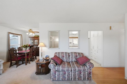 4021 Embury Crescent, Red Deer, AB - Indoor Photo Showing Living Room