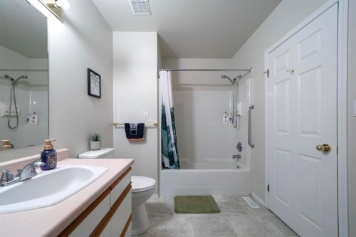 2-5014 56 Street, Camrose, AB - Indoor Photo Showing Bathroom