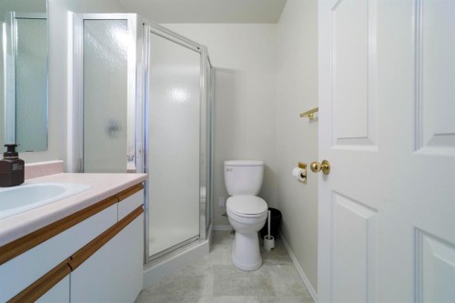 2-5014 56 Street, Camrose, AB - Indoor Photo Showing Bathroom