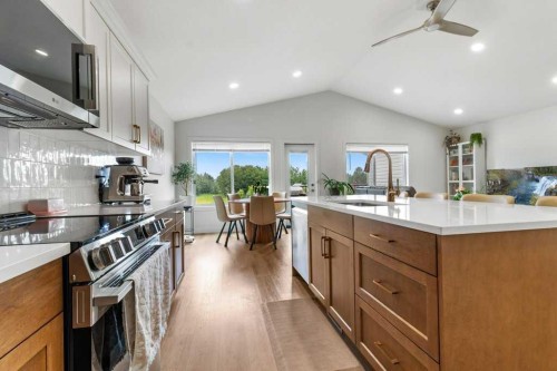 18 Fawn Meadows Drive, Delburne, AB - Indoor Photo Showing Kitchen With Upgraded Kitchen