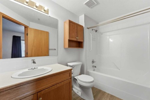 422-4512 52 Avenue, Red Deer, AB - Indoor Photo Showing Bathroom