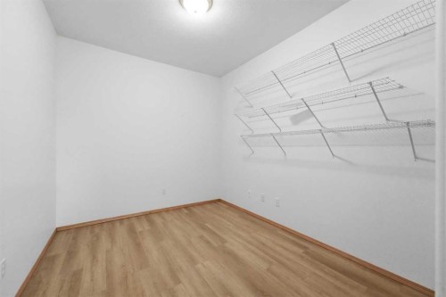 422-4512 52 Avenue, Red Deer, AB - Indoor Photo Showing Other Room