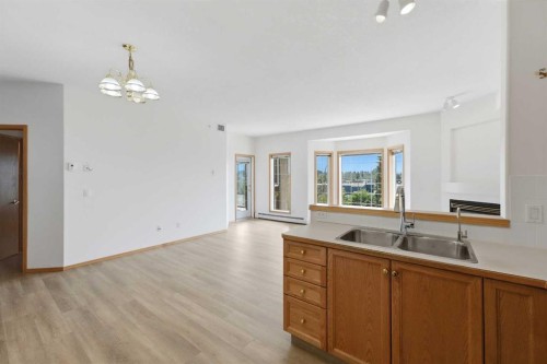 422-4512 52 Avenue, Red Deer, AB - Indoor Photo Showing Kitchen With Double Sink
