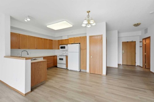 422-4512 52 Avenue, Red Deer, AB - Indoor Photo Showing Kitchen
