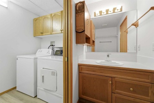 422-4512 52 Avenue, Red Deer, AB - Indoor Photo Showing Laundry Room