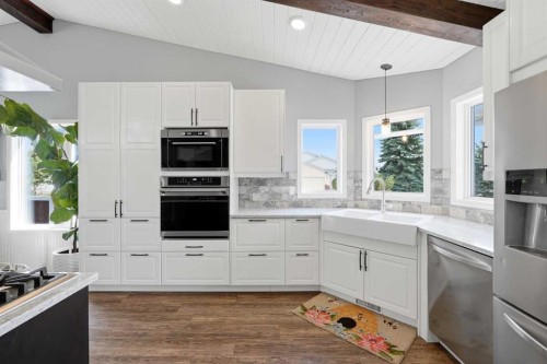 2 Denmark Crescent, Red Deer, AB - Indoor Photo Showing Kitchen With Upgraded Kitchen