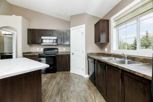 824-31 Jamieson Avenue, Red Deer, AB - Indoor Photo Showing Kitchen With Double Sink
