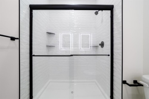 5737 55 Avenue, Camrose, AB - Indoor Photo Showing Bathroom