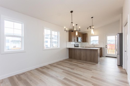 5 Beacon Hill Drive, Sylvan Lake, AB - Indoor Photo Showing Kitchen