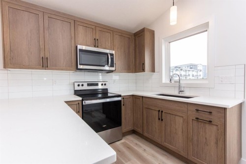 5 Beacon Hill Drive, Sylvan Lake, AB - Indoor Photo Showing Kitchen With Upgraded Kitchen