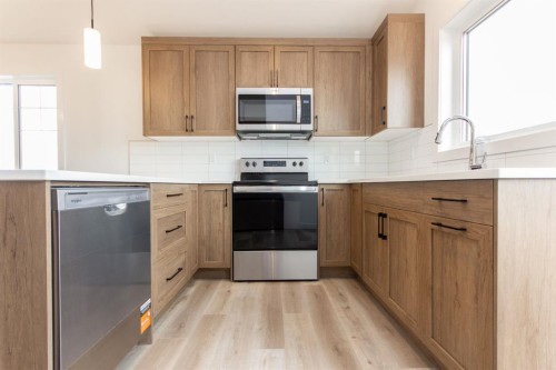 5 Beacon Hill Drive, Sylvan Lake, AB - Indoor Photo Showing Kitchen