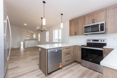 5 Beacon Hill Drive, Sylvan Lake, AB - Indoor Photo Showing Kitchen With Stainless Steel Kitchen With Upgraded Kitchen