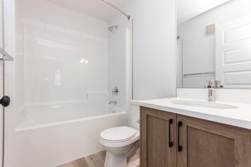 5 Beacon Hill Drive, Sylvan Lake, AB - Indoor Photo Showing Bathroom