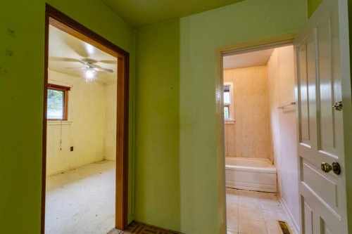 5127 50 Street, Mirror, AB - Indoor