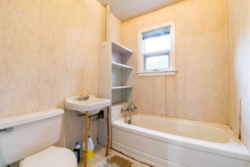 5127 50 Street, Mirror, AB - Indoor Photo Showing Bathroom