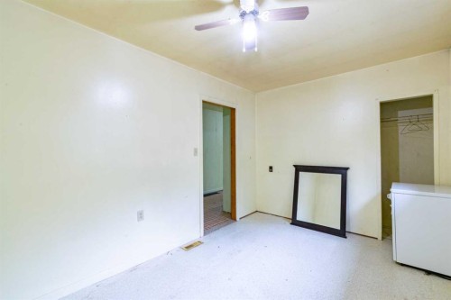 5127 50 Street, Mirror, AB - Indoor Photo Showing Laundry Room