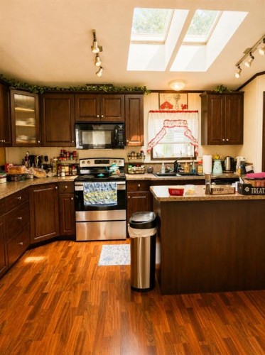 4439 Park Crescent, Coronation, AB - Indoor Photo Showing Kitchen