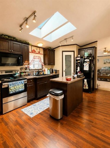 4439 Park Crescent, Coronation, AB - Indoor Photo Showing Kitchen