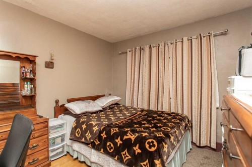 5423 50 Avenue, Lacombe, AB - Indoor Photo Showing Bedroom