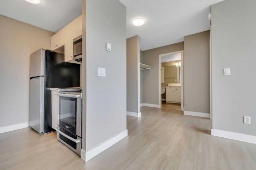 207-4820 47 Avenue, Red Deer, AB - Indoor Photo Showing Kitchen