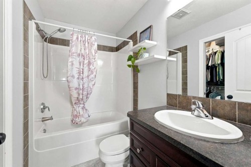 186 Robinson Avenue, Penhold, AB 