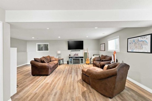 186 Robinson Avenue, Penhold, AB 