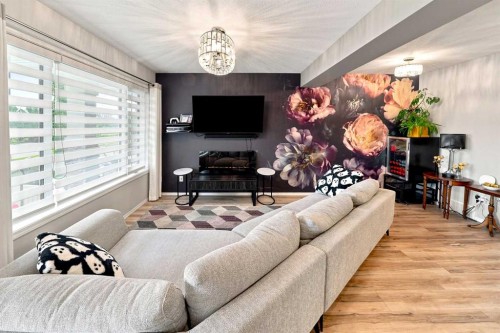 27 Golden Crescent, Red Deer, AB - Indoor Photo Showing Living Room