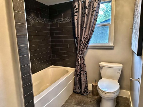 5708 45 Avenue, Red Deer, AB - Indoor Photo Showing Bathroom