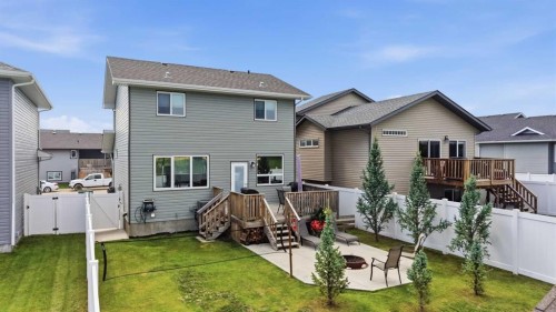 64 Henderson Crescent, Penhold, AB - Outdoor