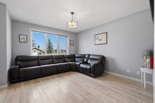 64 Henderson Crescent, Penhold, AB - Indoor Photo Showing Living Room
