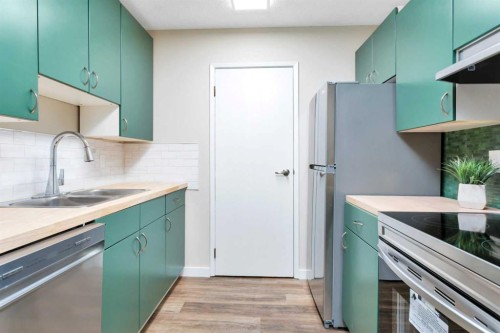 A-5946 45 Avenue, Lacombe, AB - Indoor Photo Showing Kitchen With Double Sink