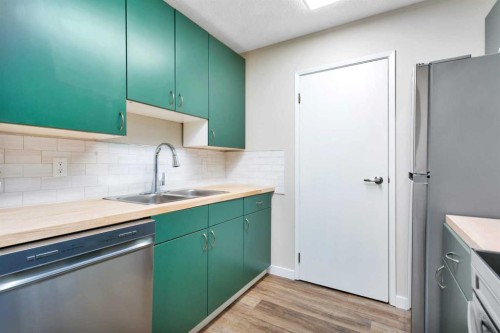 A-5946 45 Avenue, Lacombe, AB - Indoor Photo Showing Kitchen With Double Sink