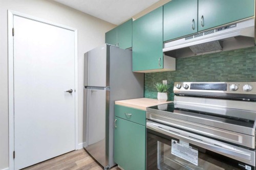 A-5946 45 Avenue, Lacombe, AB - Indoor Photo Showing Kitchen